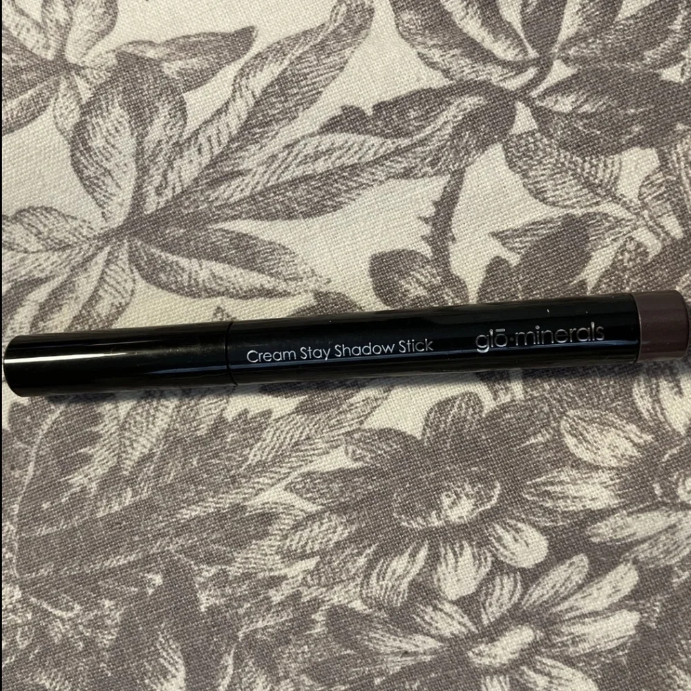 Glo Skin Beauty Creamy Stay Shadow Stick - Shade Metro - Picture 2 of 3